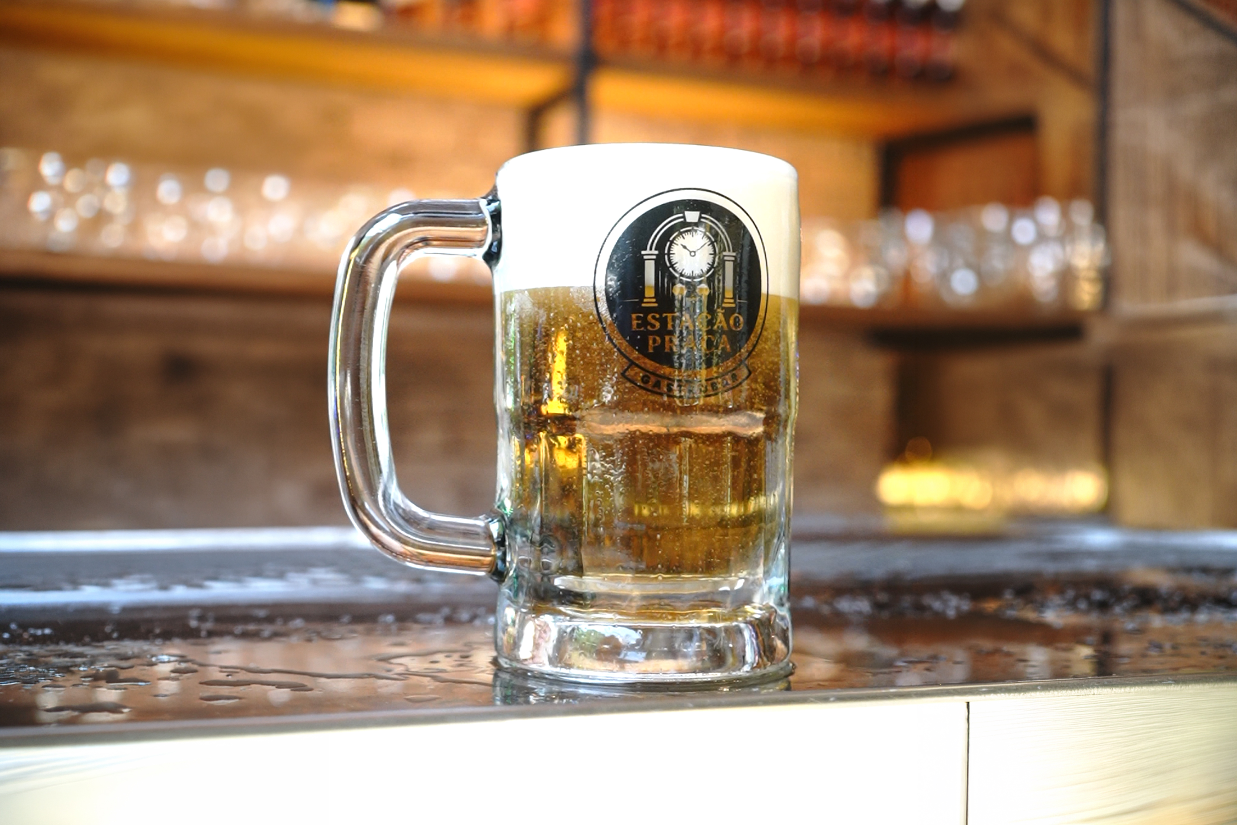 Caneca de chopp com a marca Estação Praça